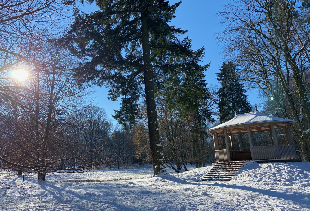 Neuer Tee-Pavillon im Lenné-Park im Winter