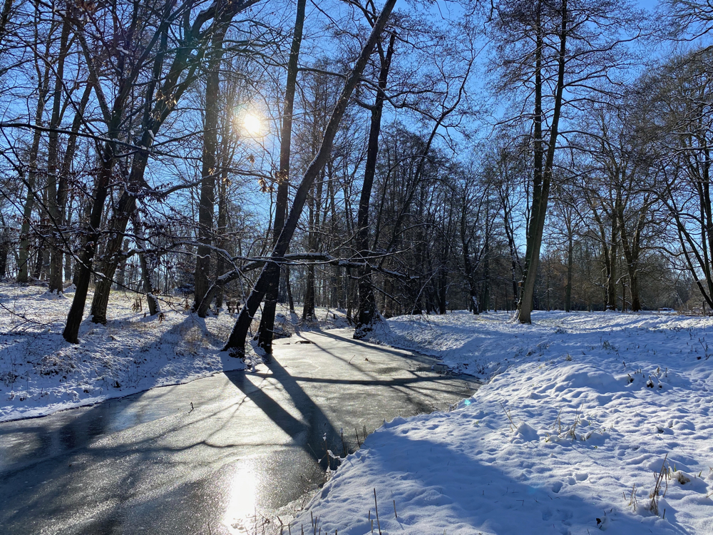 Das Flüsschen Welse im Lenné-Park im Winter