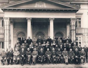 Angestellte der Redernschen Gutsverwaltung vor dem Verwaltungsgebäude in Greiffenberg, 1920er Jahre, Foto: Archiv Greiffenberg, A. Völker
